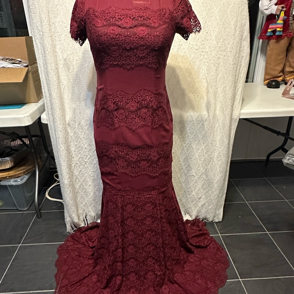 Jessica Simpson Maroon Lace Formal Gown